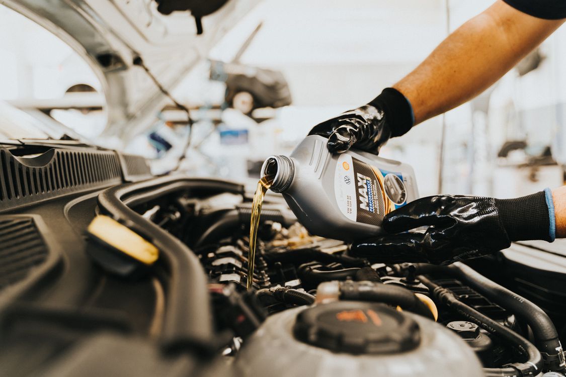 Foto ilustrativa de troca de óleo em um motor; não retrata as instalações do posto